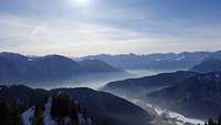 Blick über Berge bei blauem Himmel und Sonnenschein