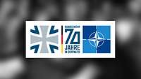 Das Logo „Bundeswehr 70 Jahre in der NATO“ auf einem unscharfen Schwarzweiß-Foto