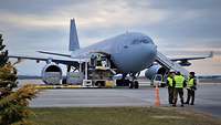 Ein graues Militärflugzeug steht auf einem Flughafen