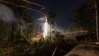 Lichtstreifen beim Nachtschießen im Wald