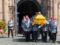 Soldaten tragen einen Sarg aus dem Dom