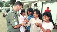 Deutscher UN-Soldat mit jungen Kambodschanerinnen in Phom Penh