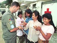 Deutscher UN-Soldat mit jungen Kambodschanerinnen in Phom Penh
