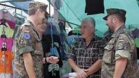 Deutsche Soldaten sprechen mit Händlern auf einem Markt in Bosnien-Herzegowina