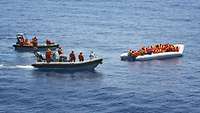 Deutsche Soldaten retten 90 Menschen aus einem Schlauchboot 