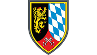 Der pfälzische Löwe auf Schwarz, die bayerischen Rauten und zwei gekreuzte Schlüssel auf Rot