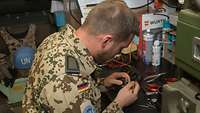 Ein Soldat repariert ein Gerät