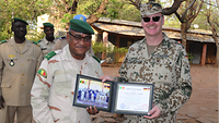 Deutscher und malischer Soldat mit Foto und Zertifikat