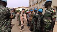 Deutsche Soldaten sprechen mit sudanesischen Soldaten