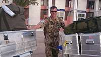 Soldat mit silbernen Containern und Gepäck