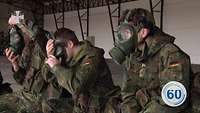 Soldaten tragen ABC-Schutzmaske