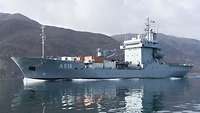 Ein Schiff der Bundeswehr im Wasser, vor Bergen.