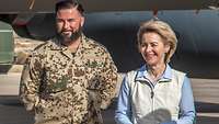 Phil A. steht neben Ursula von der Leyen vor dem Airbus