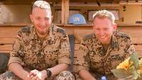 Zwei Soldaten telefonieren per Videoanruf nach Deutschland