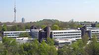 Das Bild zeigt einige Gebäude der Liegenschaft des Kompetenzzentrums Baumanagement München.