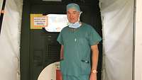 Dr. Nils W. vor einem der Operationssäle