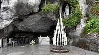 Blick in die Grotte in Lourdes mit Altar, Marienstatur und brennenden Kerzen