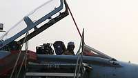 Ein Soldat sitzt im Cockpit vom Tornado Flugzeug und bereitet den Testlauf vor 