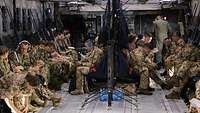 Soldaten sitzen im A400M