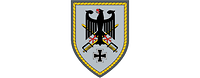 Auf grauem Grund kreuzen sich zwei Schwerter, darauf der Bundesadler, am Fuß das Eiserne Kreuz. 