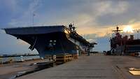 Die USS BATAAN im Heimathafen Norfolk, VA.