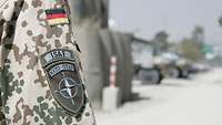 NATO-OTAN-Abzeichen an der Uniform eines Soldaten der ISAF-Truppe in Afghanistan