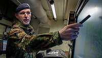 Ein Soldat deutet auf eine digitale Karte