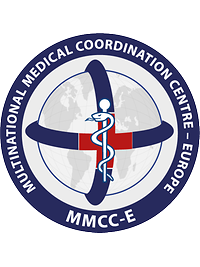Ein rotes Kreuz in der Mitte, kreisförmig steht Multinational Medical Coordination Centre-Europe 