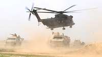 Ein Hubschrauber fliegt über einer Patrouille in Afghanistan