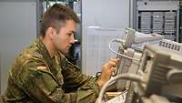 Ein Soldat an einem IT-Gerät