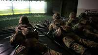 Mehrere Soldaten in einem Schießsimulator