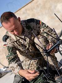Ein Soldat baut eine Antenne auf