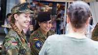 Zwei Bundeswehrsoldatinnen im Gespräch