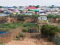 Ein Wachturm der UN vor einem Slum 