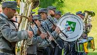 Mehrere Musiker des Musikkorps mit ihren Instrumenten im Berganzug