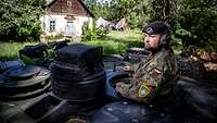 Ein Bundeswehrsoldat schaut aus der Luke eines Panzers