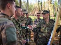 Soldaten stehen im Wald und unterhalten sich