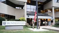 Flaggenhissung vor dem Dienstgebäude der Bundeswehrverwaltungsstelle USA/Kanada in Reston, Virginia.