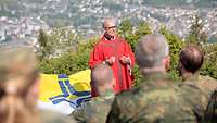  Militärpfarrer Romanus Kohl beim Gottesdienst auf dem Pic du Jer in Lourdes