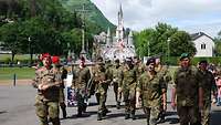 58. Internationale Soldatenwallfahrt nach Lourdes, Soldaten vor der Rosenkranzbasilika in Lourdes