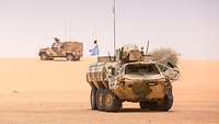 Militärische Fahrzeuge in der Wüste