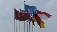 Die Flaggen der verschiedenen Nationen der Maritim Task Force wehen im Wind