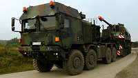 Ein SLT der Bundeswehr transportiert einen großen Panzer