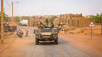 Ein Spähwagen Fennek ist auf einer Straße im malischen Gao auf Patrouille