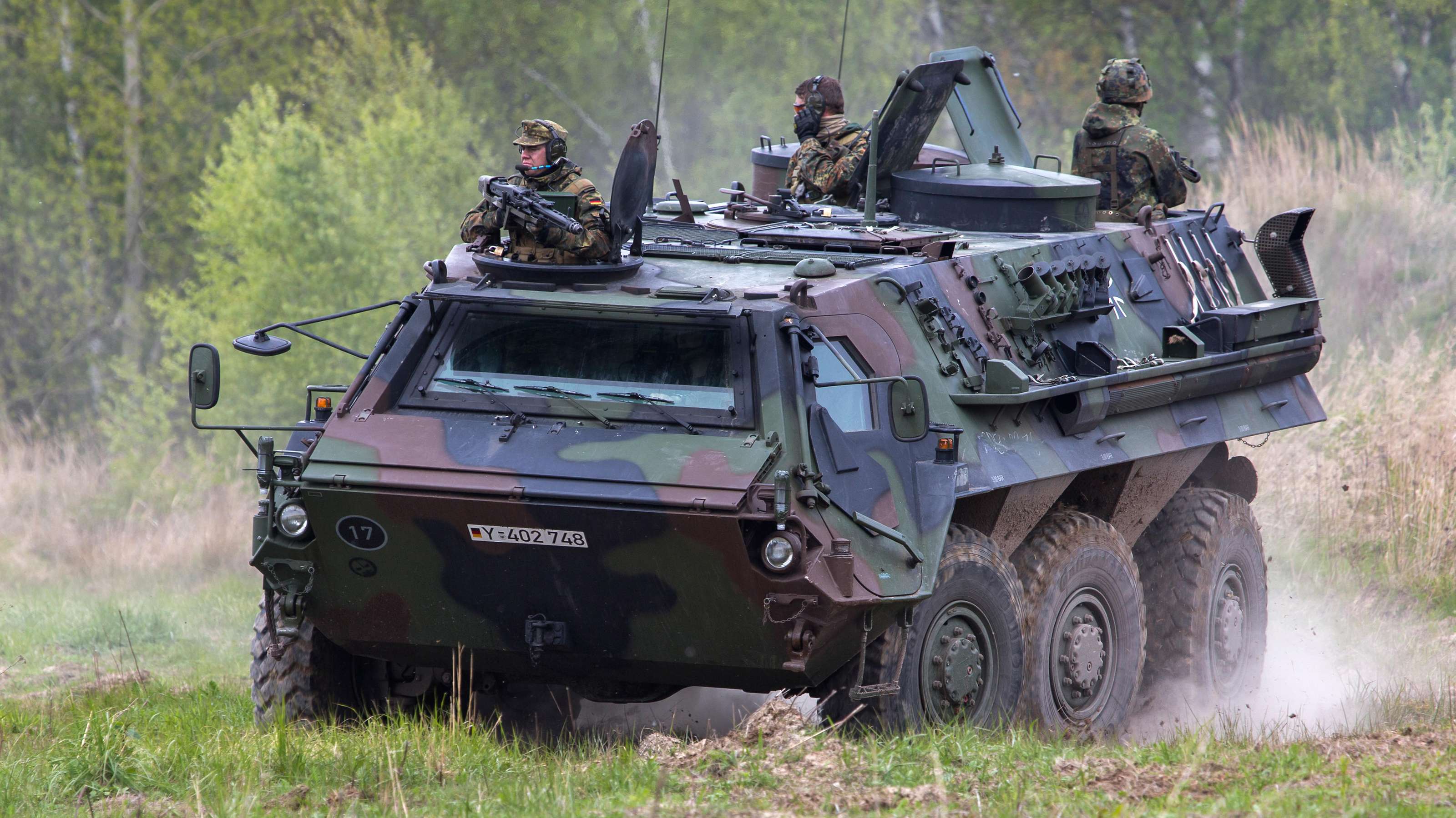 soldaten-im-fahrenden-transportpanzer-fuchs.jpg